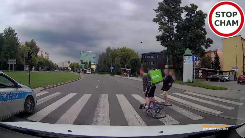 Ostre hamowanie przed policjantami na pasach. Rowerzysta miał pecha