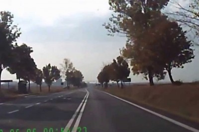 Gość oszukał przeznaczenie. BUS wyjechał prosto na niego