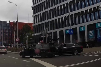 Taksówkarz wyskoczył z kluczem do kół na kierowcę - nagranie ze Szczecina