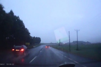 Kierowca wypadł przez bagażnik. Nagranie z wypadku na Dolnym Śląsku 