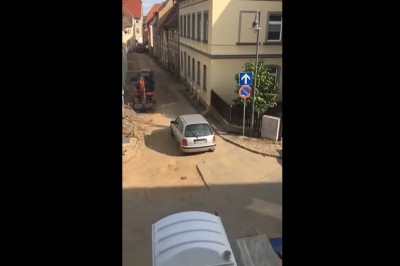 Dziadek daje popis jazdy. Sprzęgło starcza chyba na półtora dnia