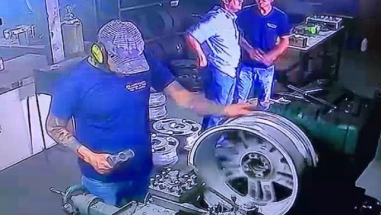 Pechowy pracownik kontra alufelga. To nie był jego najlepszy dzień w pracy
