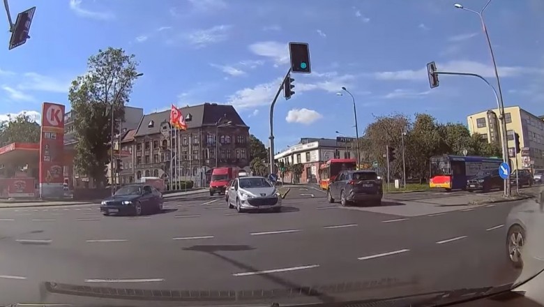 Zderzenie eLki z jeleniem w centrum Bielska-Białej. Nagranie z kamery samochodowej