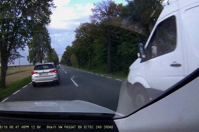 Wyprzedzasz sznur aut, a tu taka niespodzianka. Mocna akcja na prostej drodze