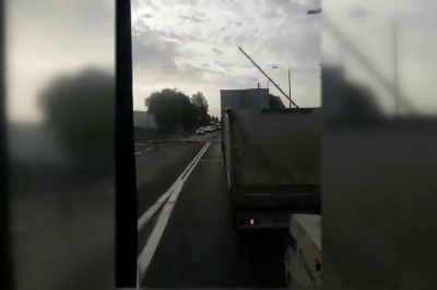 Wjechał ciężarówką na przejazd kolejowy w Gdyni. Inni pomagali mu zjechać