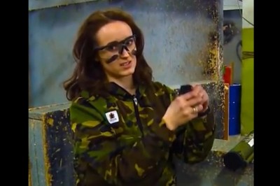 Reporterka chciała pokazać jak się rzuca granatem. Po chwili wszyscy uciekali