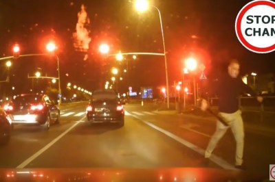 Wyskoczył z maczetą do kierowcy na środku skrzyżowania w Warszawie - nagranie