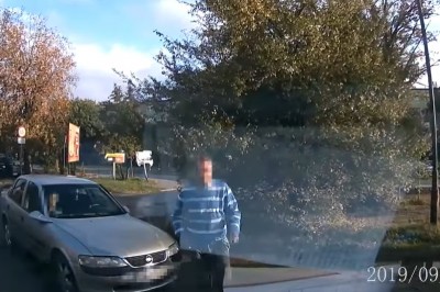 Dwóch typów okopało auto w Kutnie. Nagranie z kamery samochodowej