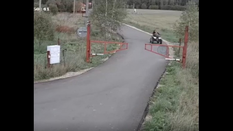 Matka z dwójką dzieci na quadzie kontra brama. Nagranie z monitoringu