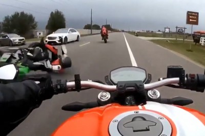 Konkretny dzwon trzech motocyklistów na środku skrzyżowania