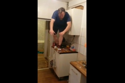 Skok na główkę do wiadra. Kiedy myślisz, że nic dziwniejszego już nie zobaczysz