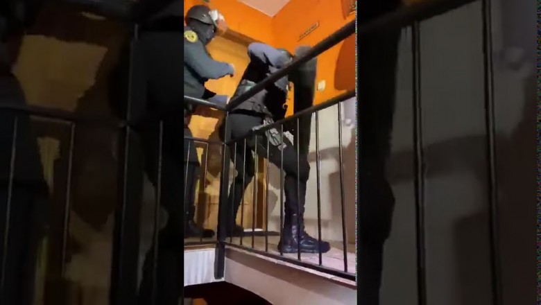 Policjanci kontra drzwi. Miało być szybkie wejście ale nie wyszło