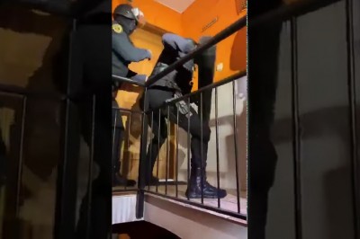 Policjanci kontra drzwi. Miało być szybkie wejście ale nie wyszło 