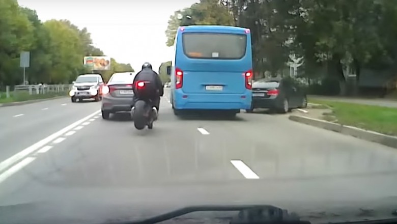 Dzwon motocyklisty z autem. Szybko zakończył swój slalom na prostej