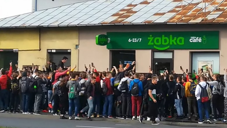Protest ponad 100 uczniów pod radomską Żabką. Domagali się hot dogów