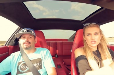 Blondyna i Tiger w Porsche 911. Nic dziwniejszego dzisiaj nie zobaczysz