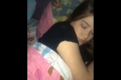 Współlokatorka skleiła klejem nogi śpiącej koleżanki. Mocno ją poniosło