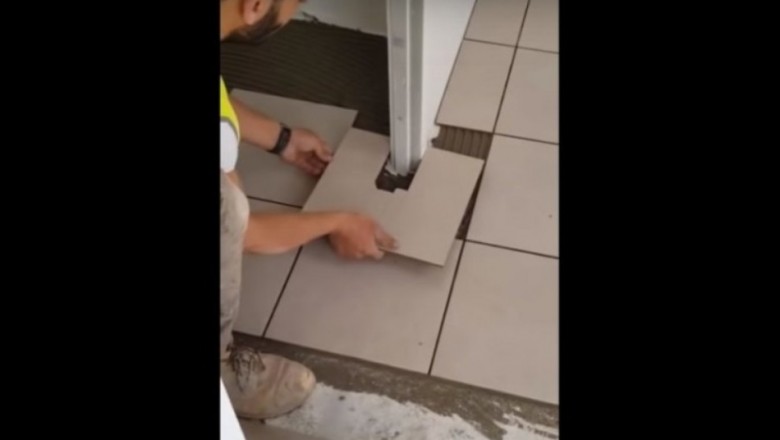 Prawdziwy fachowiec. Gość i jego perfekcyjne docinanie płytek bez użycia miarki