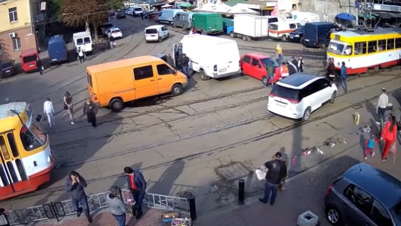 Parkowanie na torach. Motorniczy musieli sobie radzić z Matizem