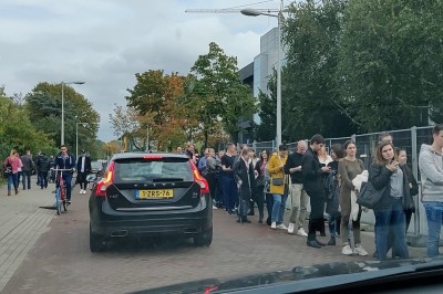 Tak wyglądały wybory w Amsterdamie. Kolejka na setki metrów 