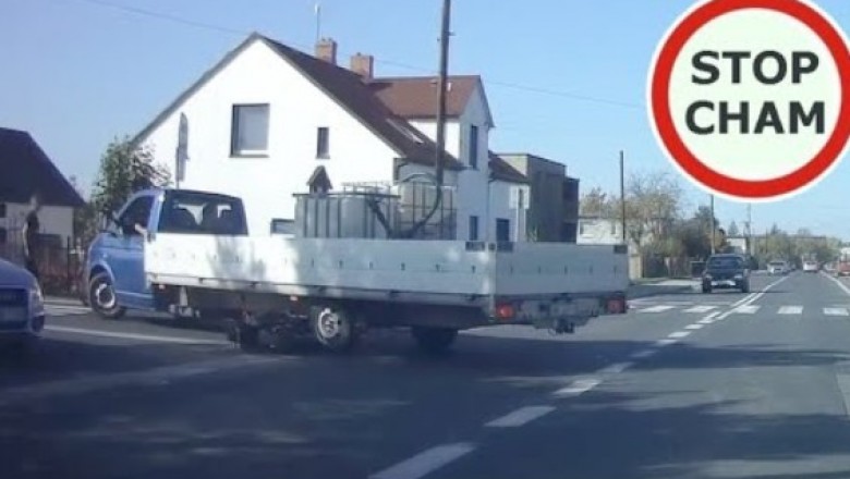 Spotkanie młodego motocyklisty z busem. Wyprzedzanie na skrzyżowaniu