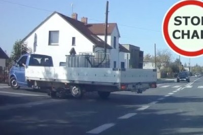 Spotkanie młodego motocyklisty z busem. Wyprzedzanie na skrzyżowaniu 