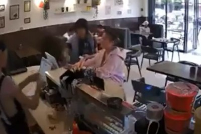 Ziomka ostro poniosło. Tak się skończyło wepchnięcie w restauracji 