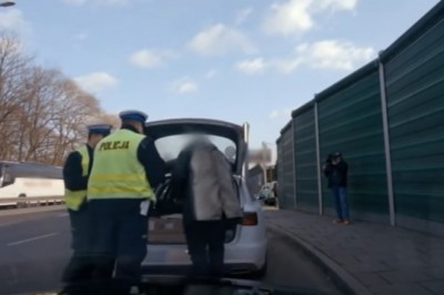 Uderzył policjanta drzwiami. Chamskie zachowanie w Uwaga Pirat