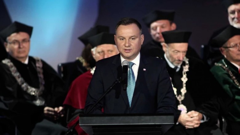 Andrzej Duda opowiada suchara niczym Karol Strasburger w Familiadzie