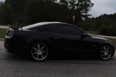 Popisy na drodze zakończone kasowaniem Mustanga