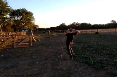 Niespodzianka na farmie. Gość chciał zabawić się w kowboja