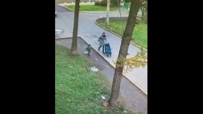 Spacer z dzieckiem o mało nie zakończył się tragicznie. Nagranie z monitoringu