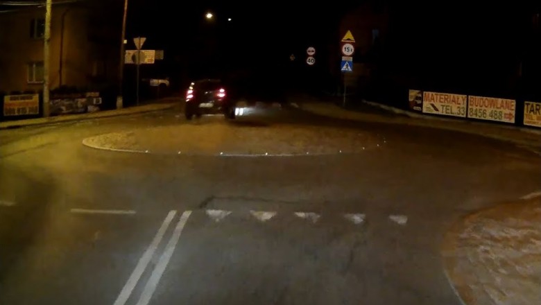 Nie zauważył ronda. Karma dla kierowcy, który wyprzedzał na ciągłej - Dankowice