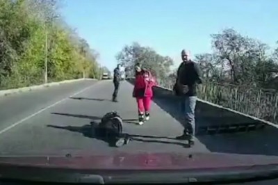 Z karetki wypadł pacjent podczas transportu do szpitala. Nagranie z kamery