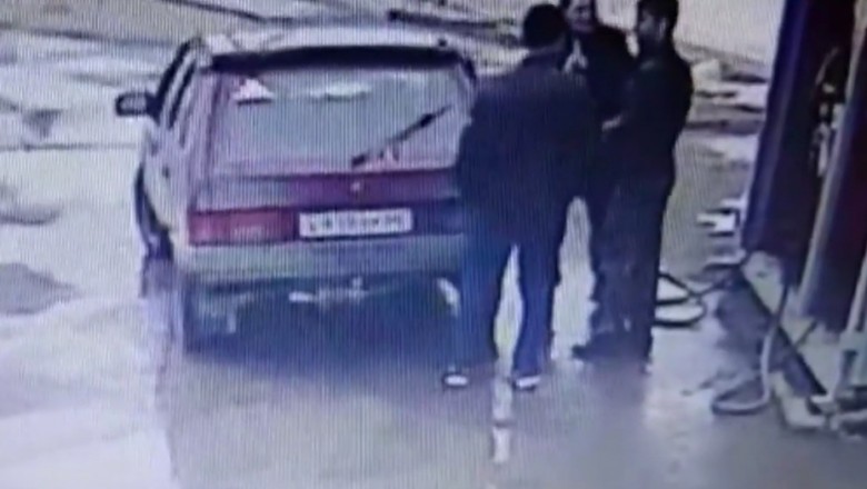 Sprytny Seba świeci do baku zapalniczką podczas tankowania