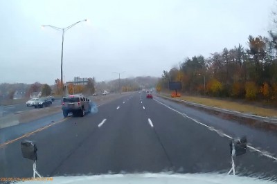 Hardcor z Hondy Civic postanawia testować hamulce Hummera na autostradzie 