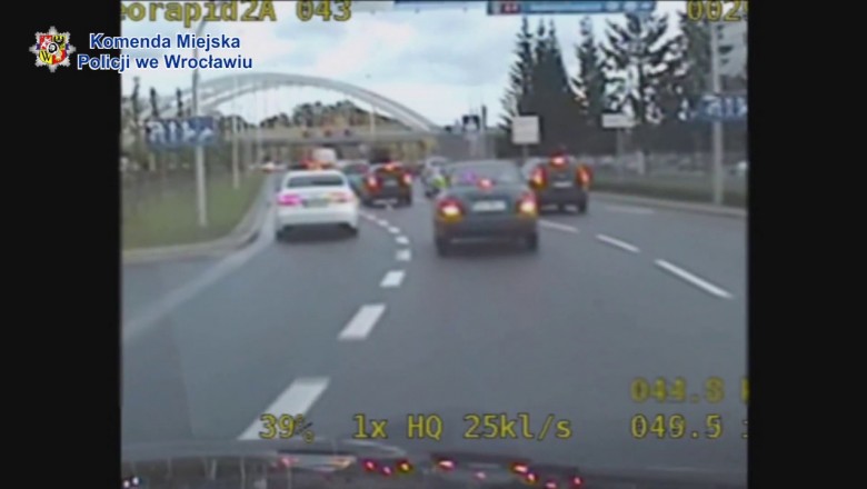 Cwaniak w Audi chciał ominąć korek, jednak szybko pożałował tego co zrobił