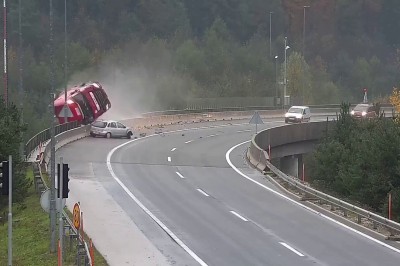 Osobówka spycha cysternę z 20-metrowego wiaduktu. Nagranie z monitoringu