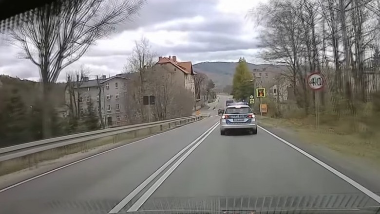 Ślepi policjanci? Kierowca łamie przepisy, a Ci nie reagują