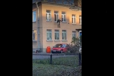 Gość z kaloryferem ucieka policji z komisariatu. Weź to ogarnij