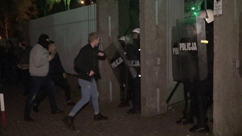 Zamieszki pod komendą w Koninie. Dostał gazem po oczach