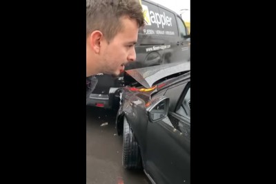 Kobieta na totalnej bani robi demolkę na skrzyżowaniu 