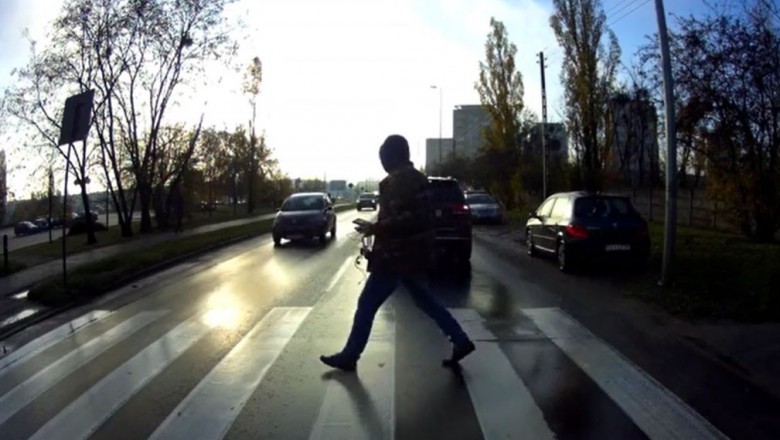 Dostał kawą od przechodnia. Szybka kara za nieuważną jazdę