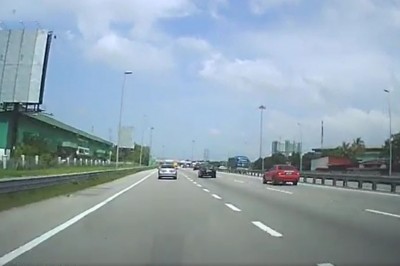 Dzwon na autostradzie. Dzieci wypadły z auta - nagranie