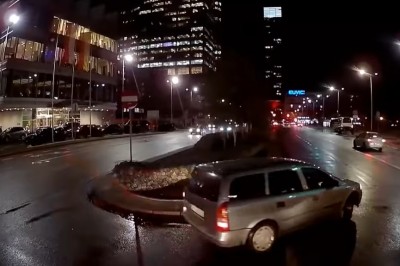 Wkurzony kierowca autobusu kontra mistrz parkowania z Audi 