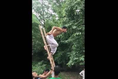 Nieudany skok do wody z drabiny. To musiało go zaboleć