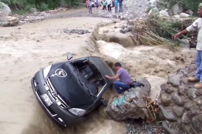 Kiedy spieszy Ci się tak bardzo, że wjeżdżasz do rwącej rzeki 
