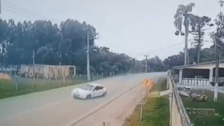 Przełamał auto na pół na słupie. Sam był zdziwiony, że z tego wyszedł