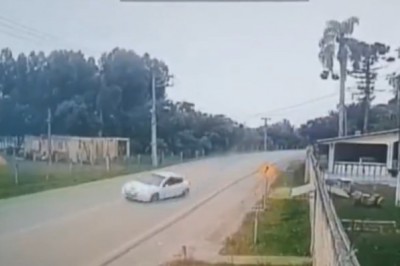 Przełamał auto na pół na słupie. Sam był zdziwiony, że z tego wyszedł 