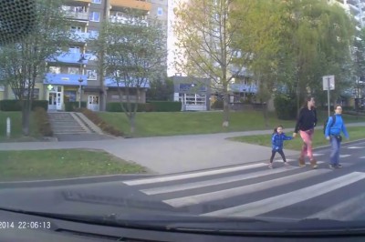 Dziewczynka rozwaliła system na przejściu. Kierowca musiał się nieźle zdziwić 